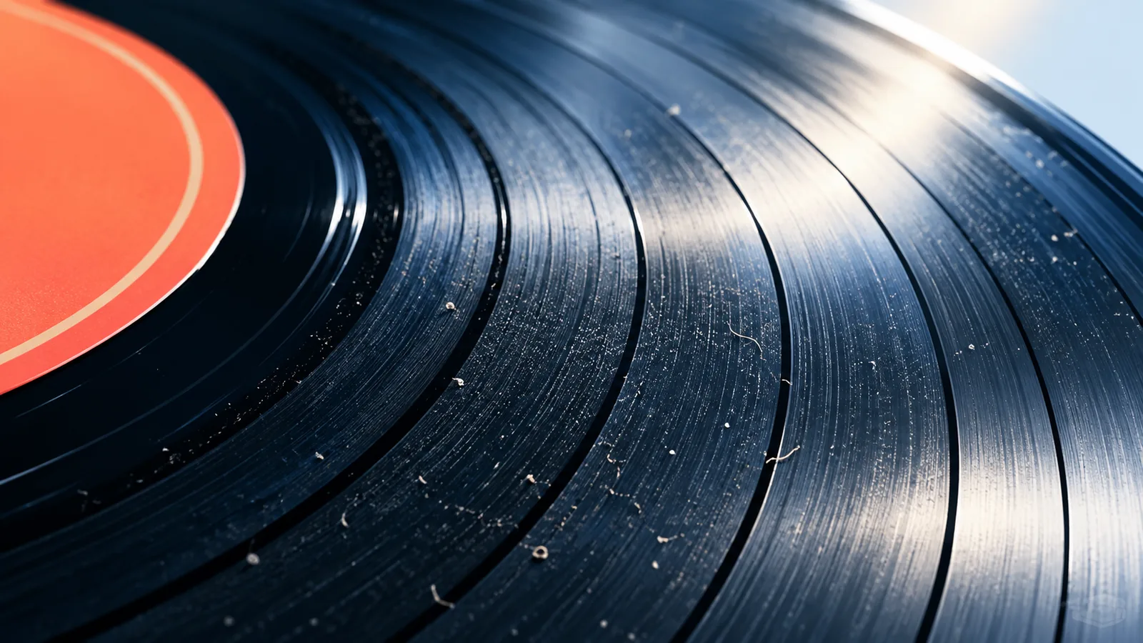 Primer plano del surco de un disco de vinilo con polvo acumulado